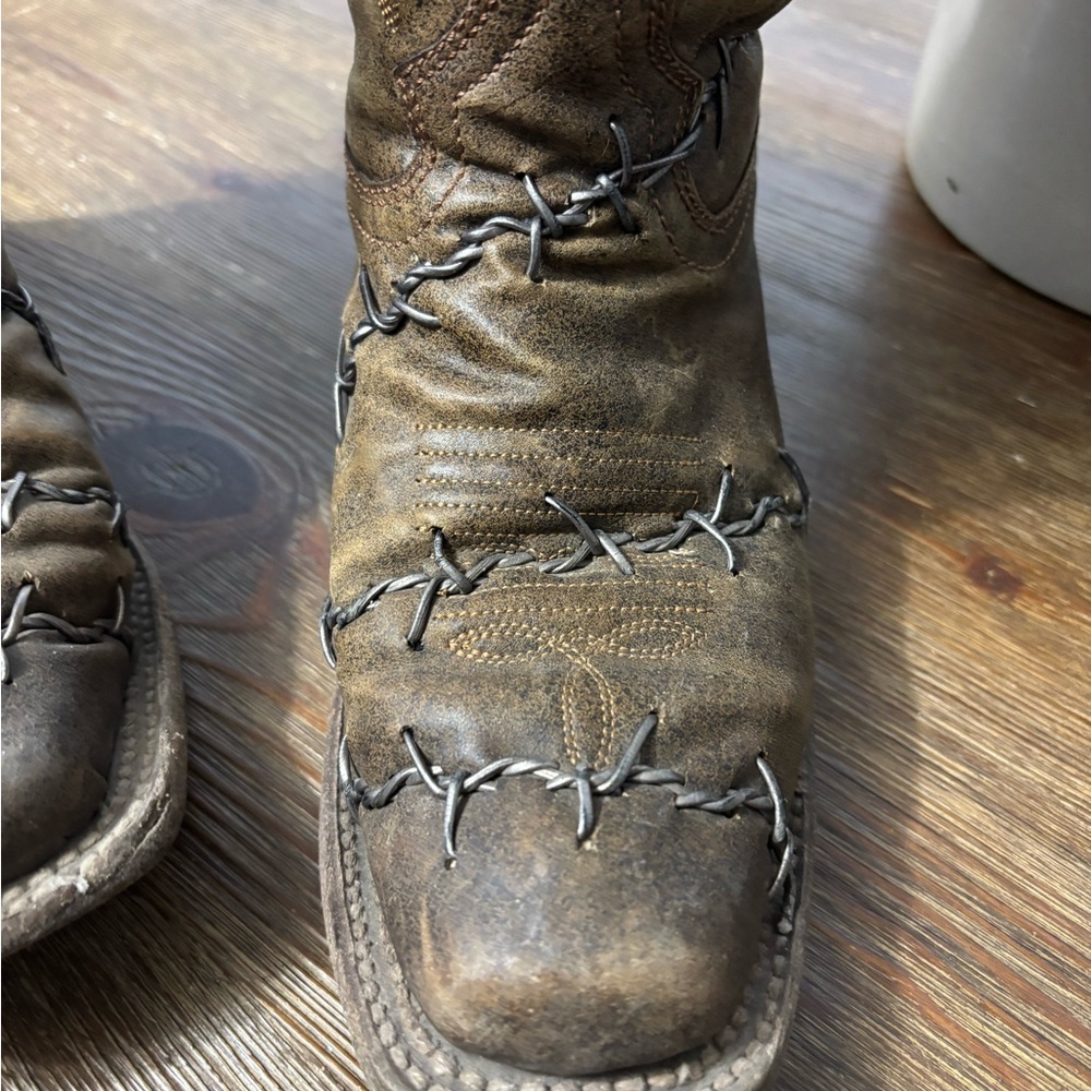 Corral boots. Look likee they have barbwire